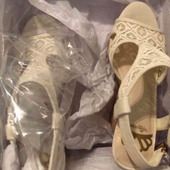 NWT: Fergalicious wedge sandals size 7w - Picture 2 of 2